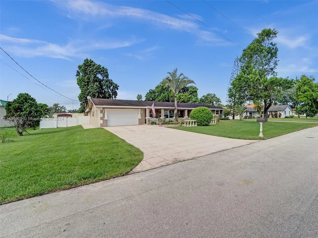 11860 Tara Dr, Plantation FL 33325