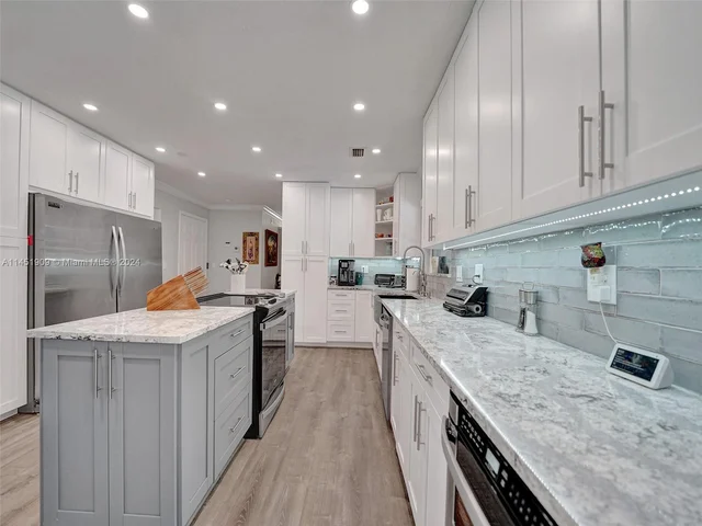 11860 Tara Dr, Plantation FL 33325