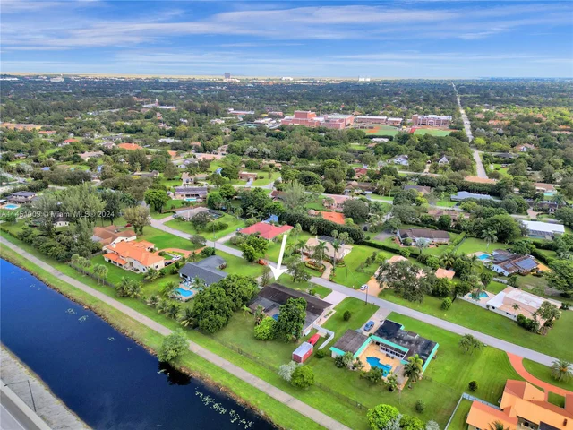 11860 Tara Dr, Plantation FL 33325