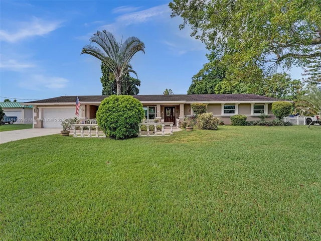 11860 Tara Dr, Plantation FL 33325