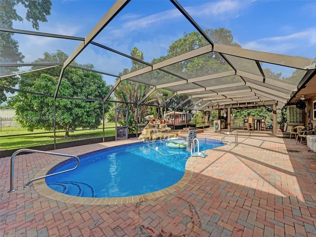 11860 Tara Dr, Plantation FL 33325