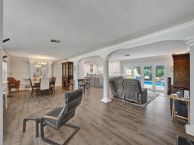 11860 Tara Dr, Plantation FL 33325