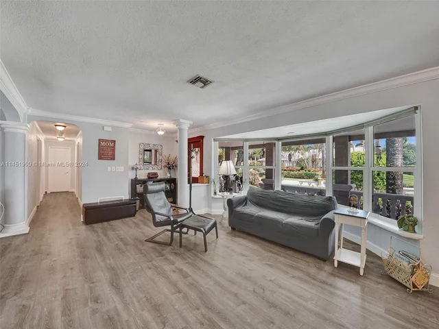 11860 Tara Dr, Plantation FL 33325