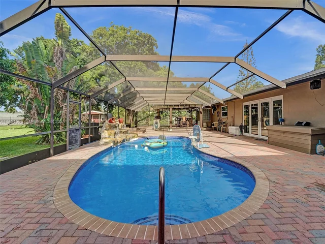 11860 Tara Dr, Plantation FL 33325