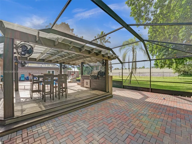 11860 Tara Dr, Plantation FL 33325