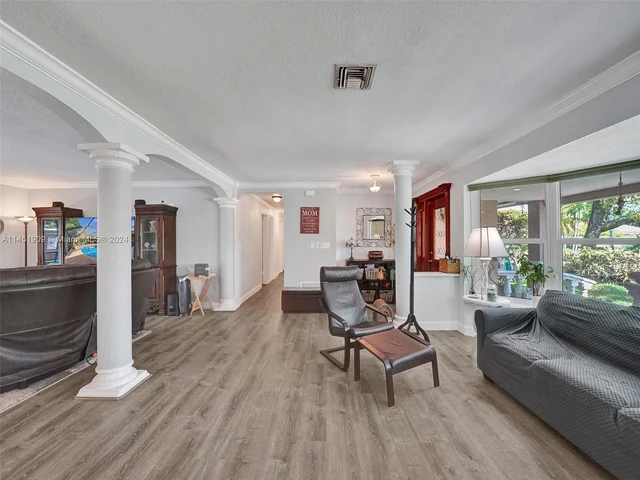 11860 Tara Dr, Plantation FL 33325