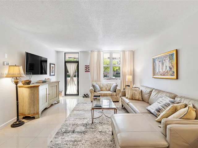 90 Edgewater Dr # 116, Coral Gables FL 33133