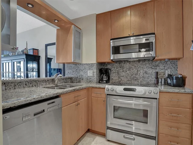 1965 S Ocean Dr # 18J, Hallandale Beach FL 33009