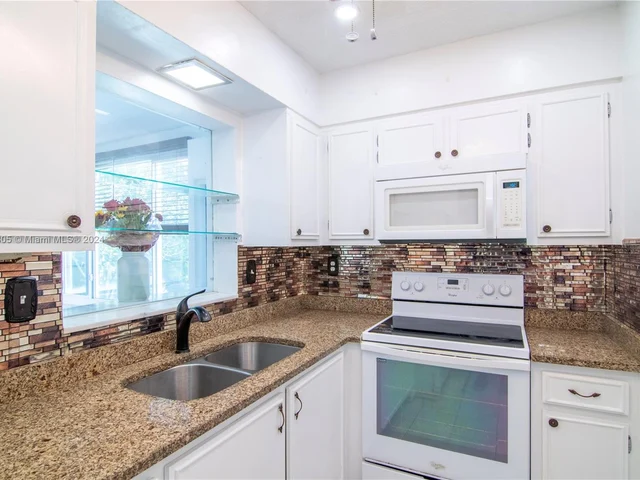 7507 NW 66th Ter, Tamarac FL 33321