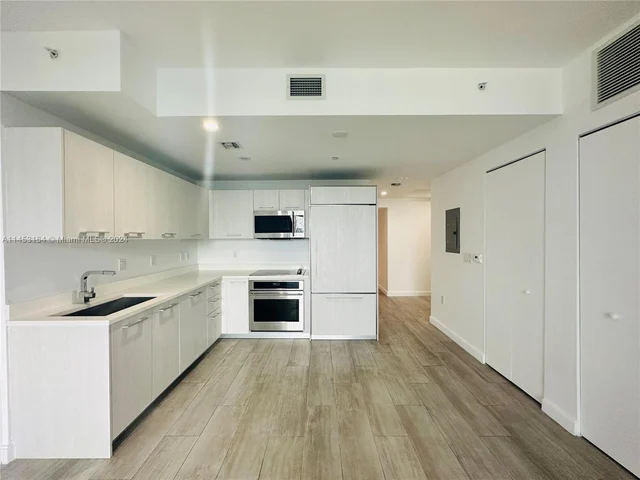 45 SW 9th St # 2310, Miami FL 33130