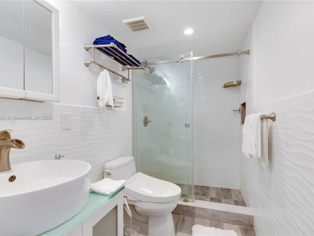 905 Fairway Dr, Miami Beach FL 33141