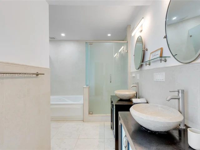 905 Fairway Dr, Miami Beach FL 33141