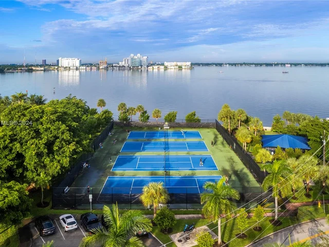 905 Fairway Dr, Miami Beach FL 33141