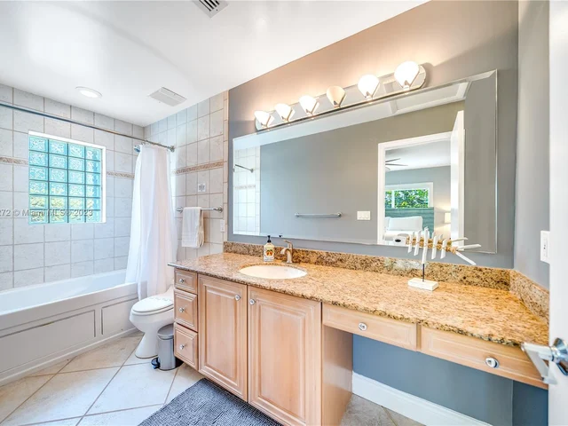 73 Fiesta Way, Fort Lauderdale FL 33301