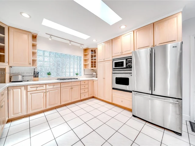 73 Fiesta Way, Fort Lauderdale FL 33301