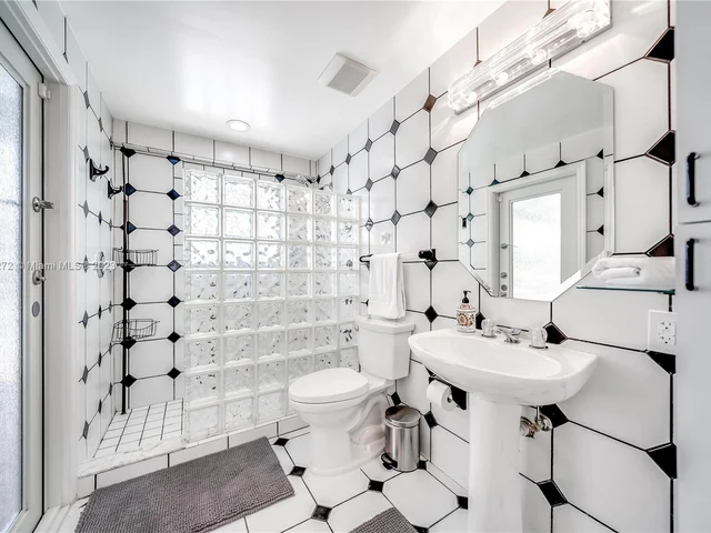 73 Fiesta Way, Fort Lauderdale FL 33301