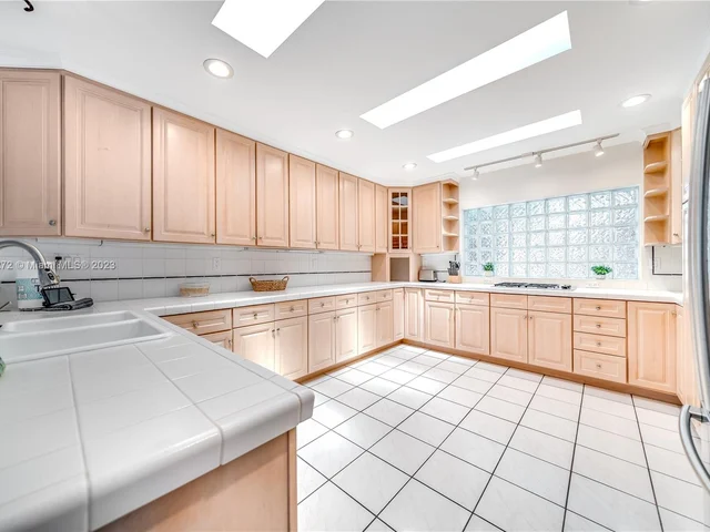 73 Fiesta Way, Fort Lauderdale FL 33301