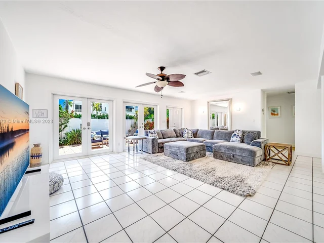 73 Fiesta Way, Fort Lauderdale FL 33301