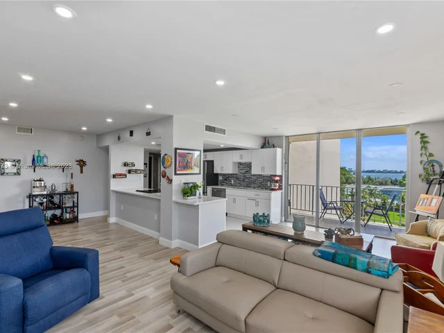 11111 Biscayne Blvd, Miami FL 33181