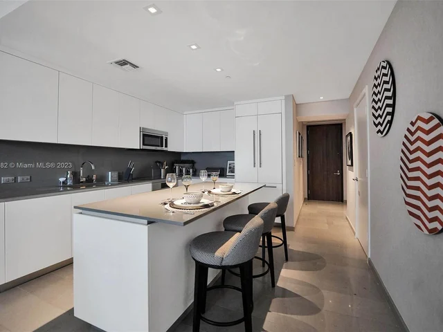 88 SW 7th St # 1408, Miami FL 33130