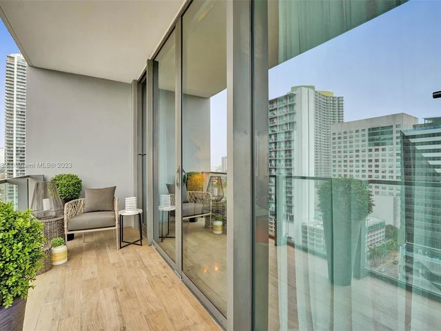 88 SW 7th St # 1408, Miami FL 33130