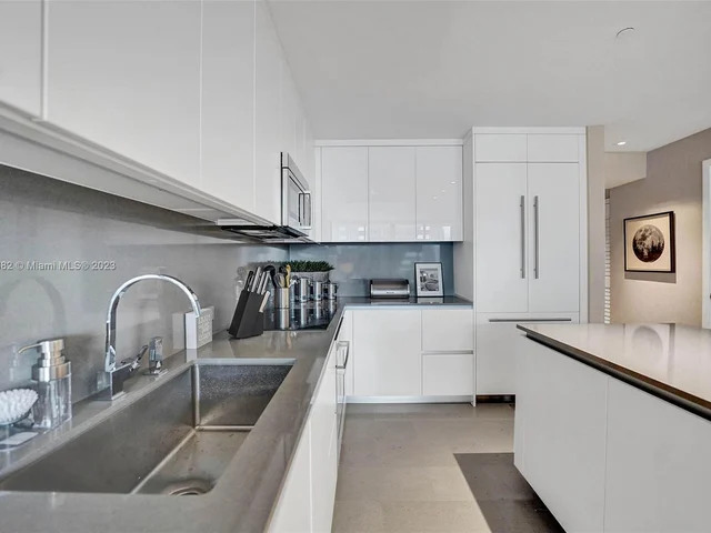 88 SW 7th St # 1408, Miami FL 33130