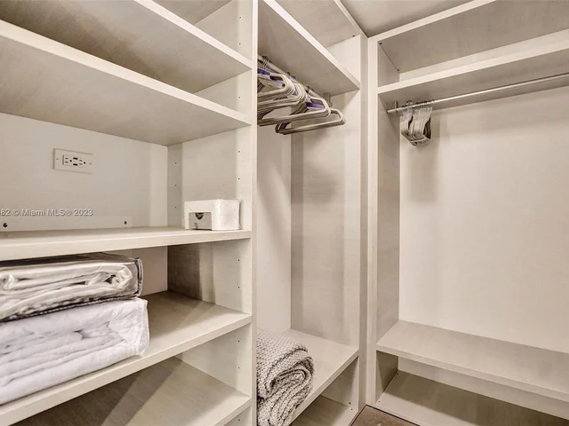 88 SW 7th St # 1408, Miami FL 33130