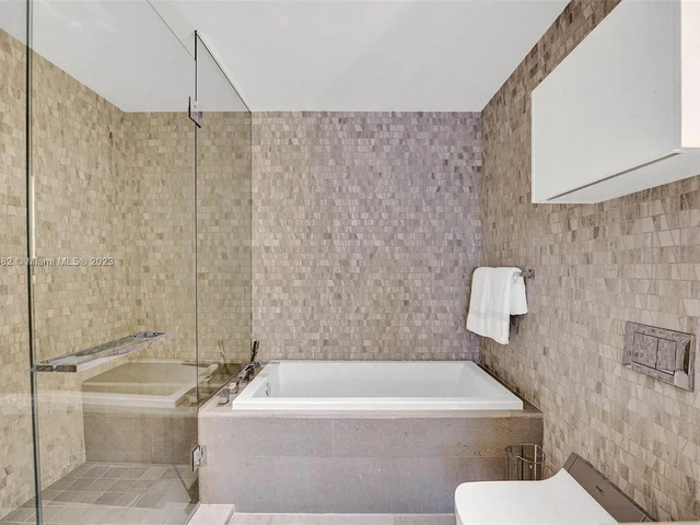 88 SW 7th St # 1408, Miami FL 33130