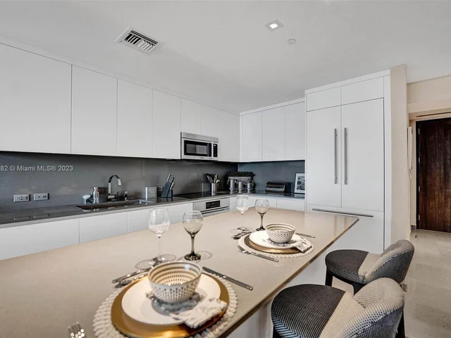 88 SW 7th St # 1408, Miami FL 33130