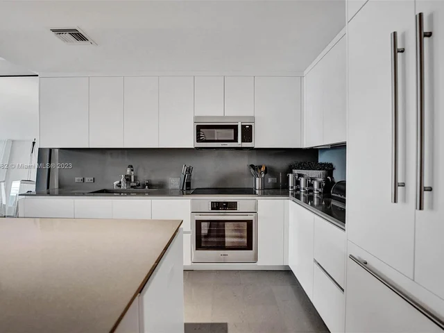 88 SW 7th St # 1408, Miami FL 33130