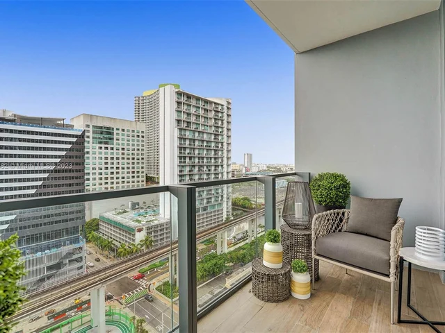 88 SW 7th St # 1408, Miami FL 33130