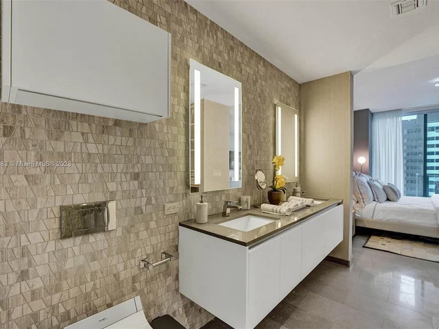 88 SW 7th St # 1408, Miami FL 33130