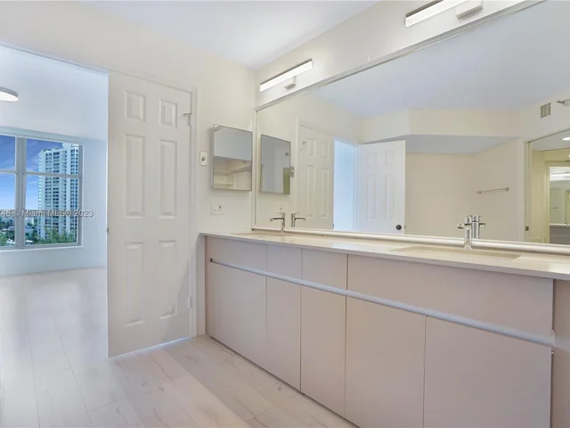 3500 Mystic Pointe Dr # 1504, Aventura FL 33180