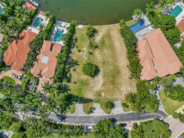 538 N Parkway Pkwy, Golden Beach FL 33160