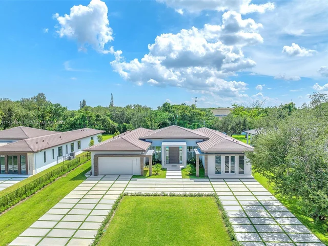 9500 SW 104th St, Miami FL 33176