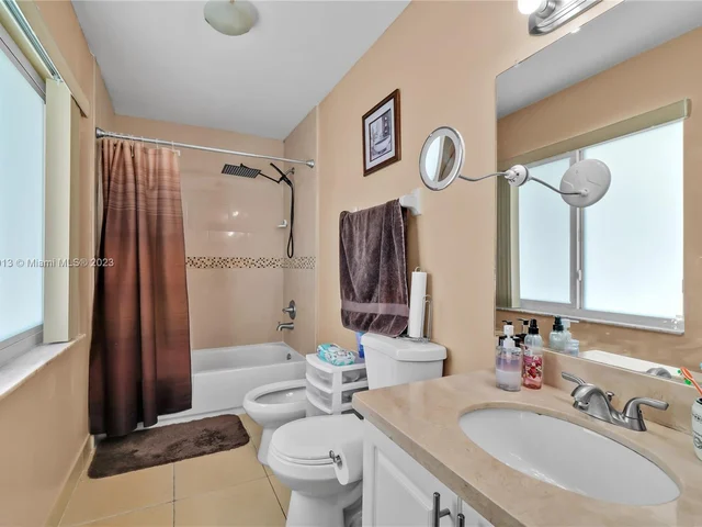 8849 NW 108th St, Hialeah Gardens FL 33018