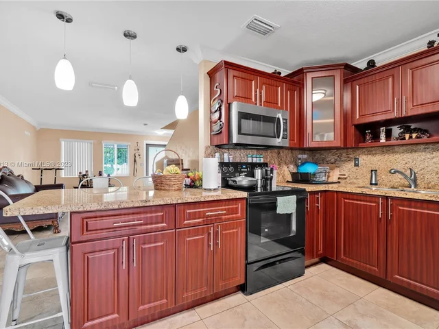 8849 NW 108th St, Hialeah Gardens FL 33018