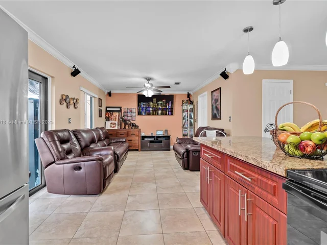 8849 NW 108th St, Hialeah Gardens FL 33018