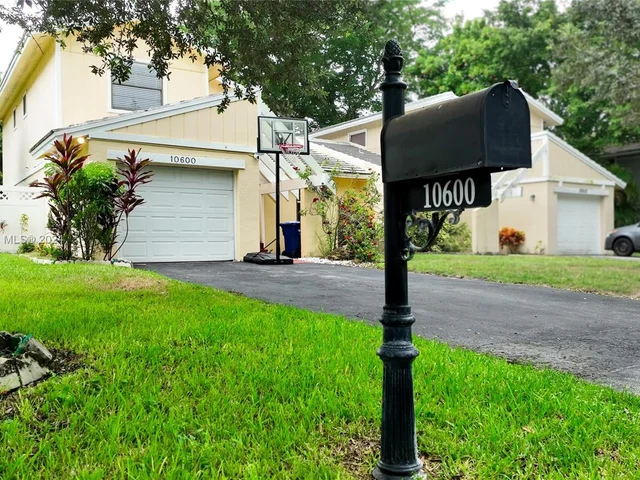10600 La Placida Dr, Coral Springs FL 33065