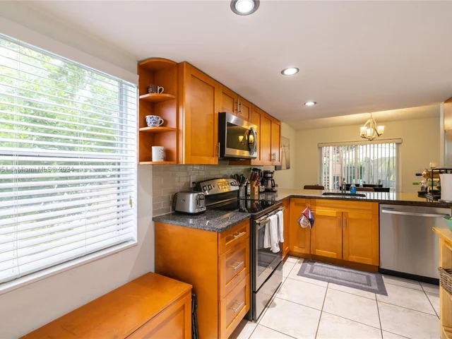 10600 La Placida Dr, Coral Springs FL 33065