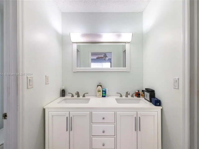 10600 La Placida Dr, Coral Springs FL 33065