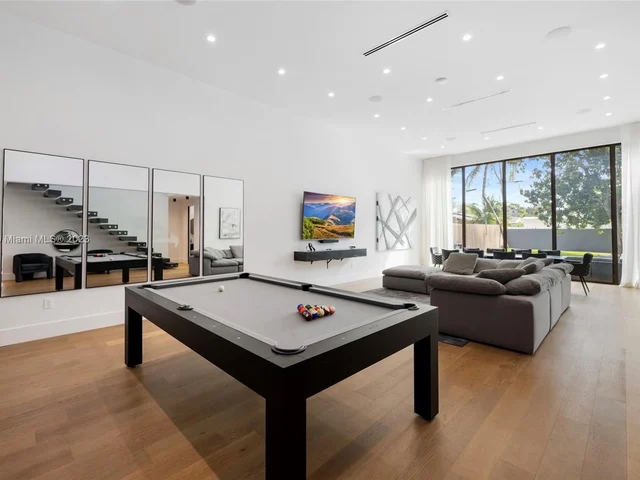 80 NW 45th St, Miami FL 33127