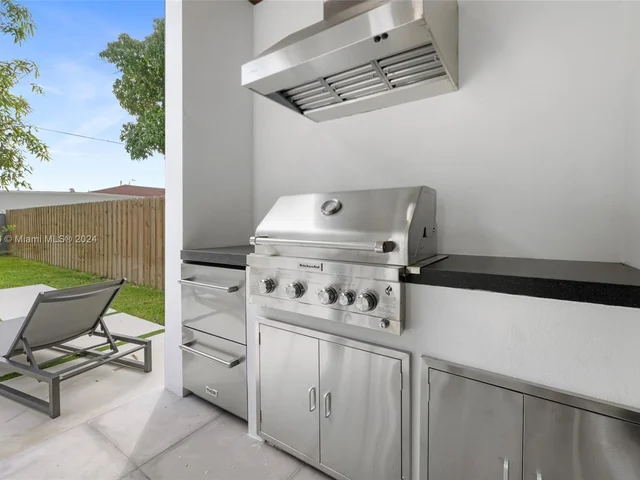 80 NW 45th St, Miami FL 33127