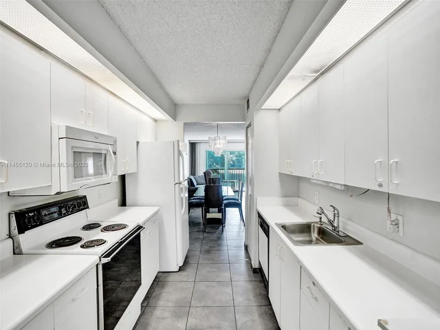 950 SW 138th Ave # 203B, Pembroke Pines FL 33027