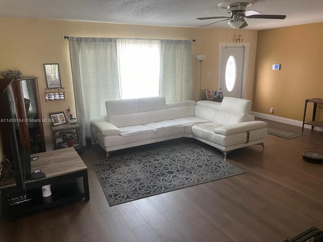 1525 NW 70th Ln, Margate FL 33063