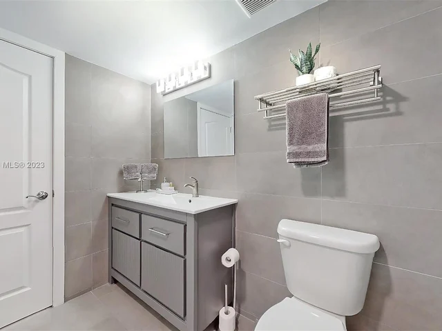 1200 Brickell Bay Dr # 3814, Miami FL 33131