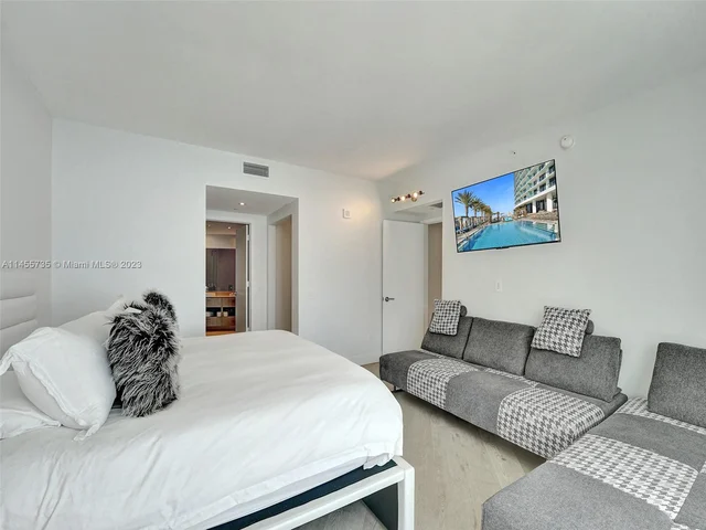 4111 S Ocean Dr, Hollywood FL 33019