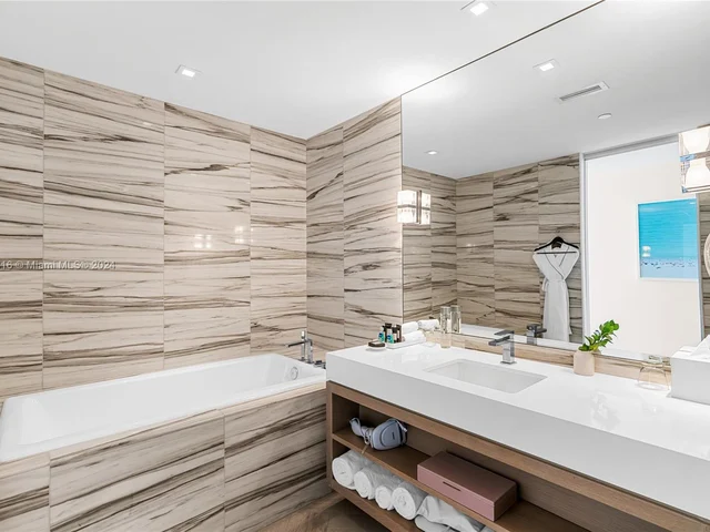 2201 Collins Ave # 1429, Miami Beach FL 33139