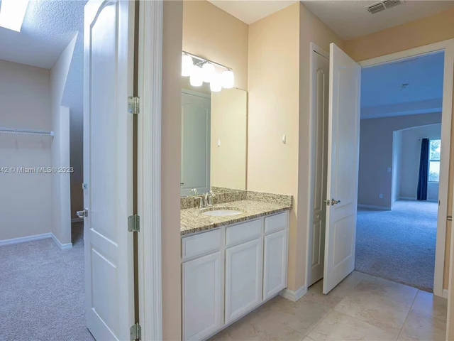 6981 Phillips Reserve Ct, Orlando FL 32819