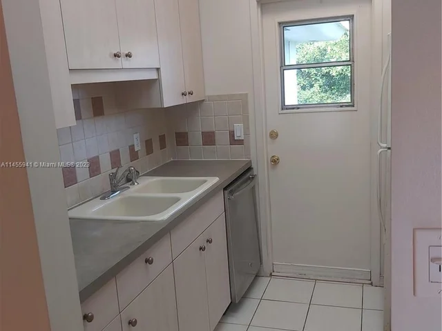 1407 NE 56th St # 404, Fort Lauderdale FL 33334